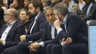 Luis Casimiro habla con su ayudante V�ctor P�rez en un partido en el Pazo dos Deportes de Lugo en la Liga 2025-2026