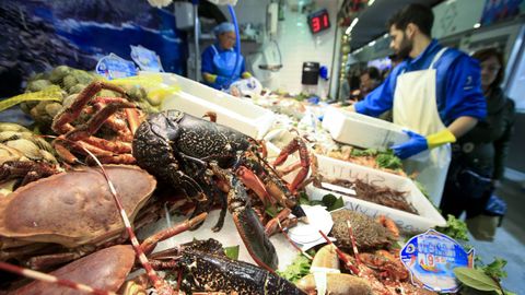 Ambiente en las pescaderas de la plaza de Abastos de Lugo a pocos das de Navidad 