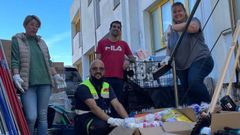 Iago Pernas, responsable de Ambulancias Burela,quecolaboracon la campaa deAcia Burela,clasificando el material donado este mircoles