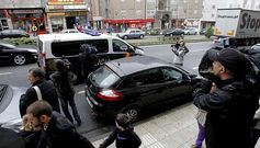 Un amago de registro en el edificio Magdalena, de O Milladoiro, congreg� ayer a numerosos curiosos y medios informativos.