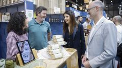 La conselleira Mar�a Jos� G�mez y�el director�de Agacal, Mart�n Alemparte, visitaron la feria