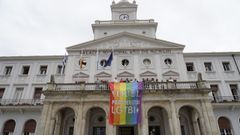 La bandera del colectivo LGBTI+, colgada este jueves sobre la fachada del Ayuntamiento.
