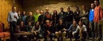 La veintena de integrantes del nuevo Instituto de Estudos Ullo�ns posan tras celebrar su primera reuni�n en Chorexe. 