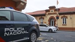 Imagen de archivo de un veh�culo de la Polic�a Nacional frente a la comisar�a de Ferrol-Nar�n.