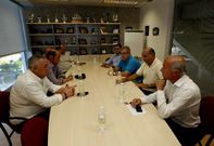 La reuni�n, que se celebr� en las oficinas del club en Pasar�n, dur� cerca de dos horas.