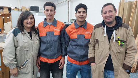 Los profesores Rebeca Blanco y Alberto Gallego, junto a Sofiane (izquierda) y Moha, vestidos con las cazadoras que llevarán al campeonato