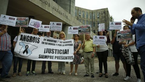 Concentraci�n plataforma victimas del accidente de Angrois, a las puertas de los juzgados de Fonti�as, en 2017.
