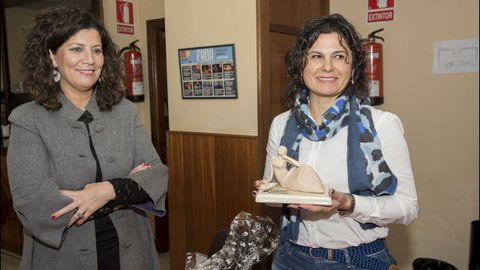 Almuerzo en el centro social de Cee con la polic�a local Eva Senlle