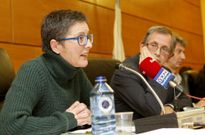 Milagros Lantes junto al alcalde de Carballo en el pleno en el que se aprob� el PXOM. 