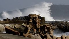 El mar supera de nuevo el dique de abrigo de Camelle