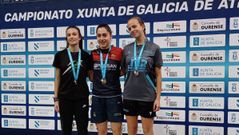 �frica G�mez con una de sus medallas de oro