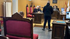 El acusado declarando, mientras su presunta c�mplice aguardaba su turno en el banquillo de acusados