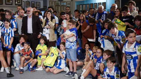 Decenas de ni�os y adolescentes se acercaron al Museo Santiago Rey Fern�ndez-Latorre para presenciar el acto.