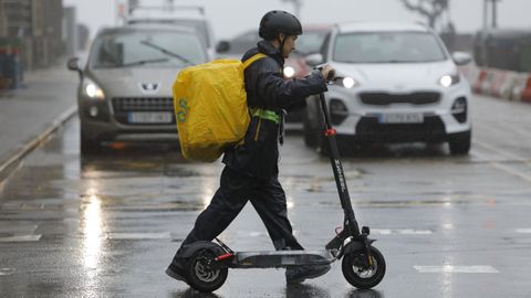 Imagen de archivo de un repartidor de comida a domicilio