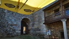 Foto de archivo del castillo adornado para la Feira Irmandi�a.