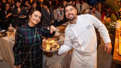 Olalla Pieiro, del local de eventos Es Bien, con el respostero de Habaziro, Pablo Morales, en el lanzamiento de su campaa de Navidad.