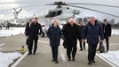 El presidente ruso, Vladimir Putin, el presidente bielorruso, Alexander Lukashenko, y el director general de Roscosmos, Dmitry Rogozin, visitan la estacin espacial de Vostochny en la regin de Amur este martes.