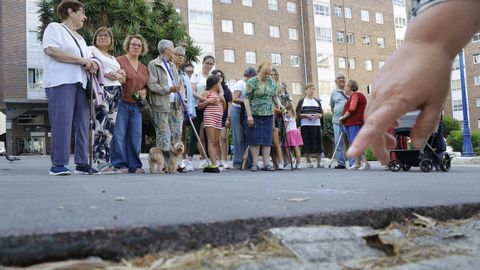 Los vecinos denuncian el estado del pavimento de la plaza, que ha provocado varias ca�das.