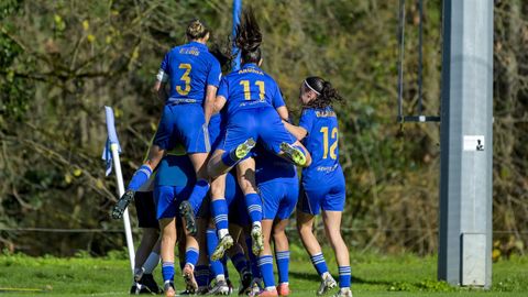 Las jugadoras del Real Oviedo femenino celebran el gol de la victoria ante el Madrid B