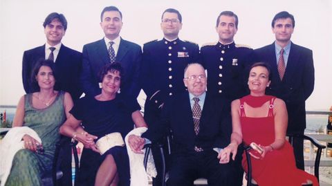 Mara Luisa Berea Cerdido y su marido, Amador Enseat (sentados, en el centro), con sus siete hijos en un evento familiar hace unos aos: Juan, Francisco Javier (Kiko), Amador, Fernando, Jacobo, Marisa y ae