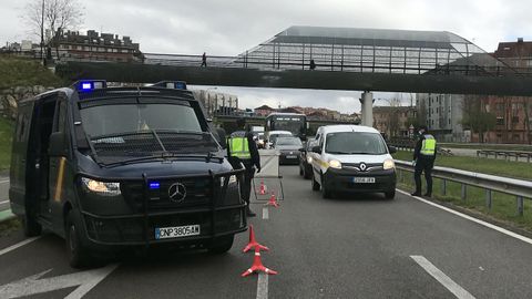 Control policial en el acceso a Oviedo, para comprobar las acreditaciones