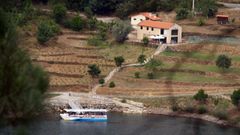 Un catamarn atracado el rea recreativa de A Maiorga, en el municipio de Pantn