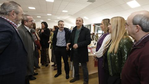 Eduardo Iglesias, en el centro, con gabardina y jersey verde, en el transcurso de los actos por el aniversario del colegio