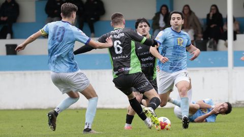 Los viveirenses Rolle y Trasi disputan un bal�n con el boirense Mario Romero.