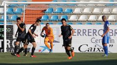 Alfonso atrapa un bal�n en el Ponferradina-Real Oviedo