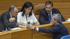 Alfonso Rueda, presidente de la Xunta, muestra su m�vil a los parlamentarios del PPdeG Julio Comesa�a, Paula Prado y Alberto Pazos,