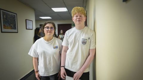 Candela y Esteban, dos de los alumnos que hicieron la prueba de selectividad en el CRE de la Once en Pontevedra