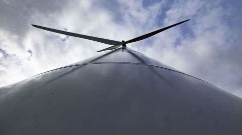 Un aerogenerador de un parque elico gallego