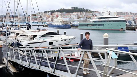 David Alonso, coordinador de yates en Marina Davila, ante el megayate de exploracin Anawa y el clsico Cupani, amarrados esta semana en Marina Davila.