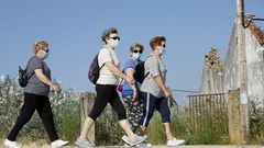 Gente paseando por el municipio pobrense, que hoy bajar� del nivel alto al bajo de alerta por covid