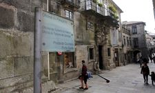 La oficina se traslad� ya hace unos meses de la R�a do Vilar (en la foto) a Carretas. 