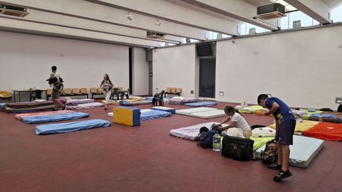 Los vecinos desalojados de Pelayos de la Presa, que hab�an sido trasladados al auditorio y polideportivo de Chapiner�a, estaban empezando a asumir la incertidumbre cuando han tenido que ser evacuados de nuevo ante la amenaza del fuego