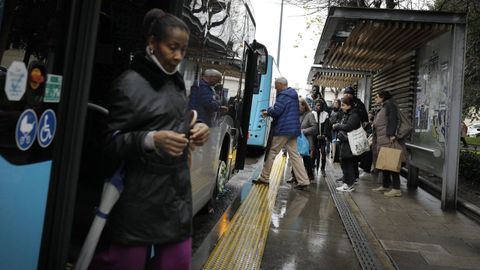 Pasajeros en un bus metropolitano de A Coru�a.