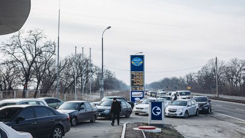 Vehculos en Kramatorsk, situado en el blast de Donetsk, en la regin de Donbass, acuden a una gasolinera, en Kramatorsk (Ucrania).