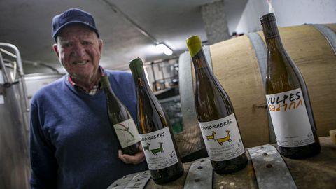 El bodeguero Francisco Crusat, con los vinos reconocidos