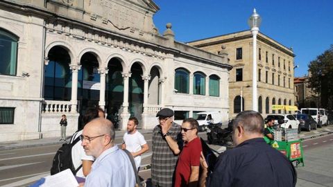 Miembros de la plataforma ciudadana Un pulm�n para el solar�n, ayer, ante la Antigua Pescader�a para presentar las firmas