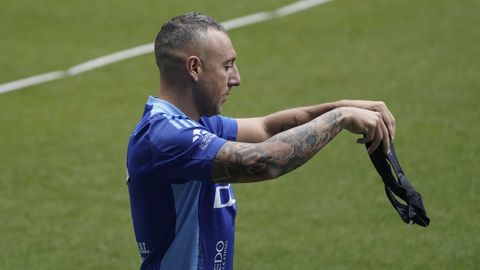 El capit�n Santi Cazorla se coloca un puls�metro este s�bado en la capital asturiana, durante el �ltimo entrenamiento antes del partido de ma�ana ante el Mirand�s, correspondiente a la vuelta de la semifinal de la fase de ascenso a Primera divisi�n
