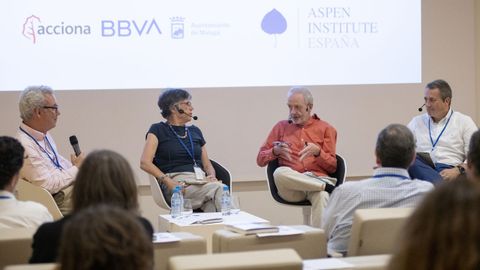 Hugo Dixon, segundo por la derecha, durante su intervencin en el seminario sobre sostenibilidad organizado en Mlaga por el Aspen Institute Espaa