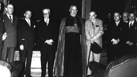 El cardenal Fernando Quiroga, el pintor Sotomayor y el escritor Wenceslao Fern�ndez Fl�rez, asisten en el Circo de Artes�ns al homenaje al pintor Jos� Seijoo en 1957.
