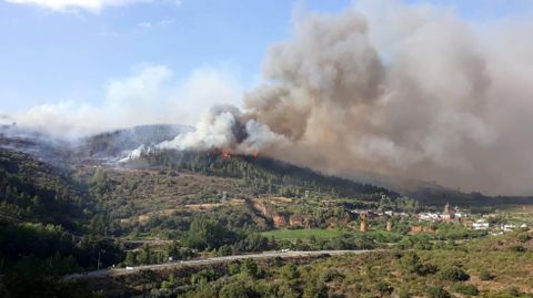 El viento hizo avanzar el fuego hacia las casas del pueblo de Montefurado (en la foto, a la derecha)