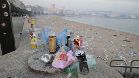 Las playas de Riazor y Orz�n amanecen llenas de basura tras la noche de San Xo�n