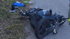 Estado en el que qued� la motocicleta tras la colisi�n frontal con un turismo en Oleiros, municipio de Ribeira