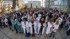 Cientos de sanitarios asisten a una concentraci�n convocada por el sindicato Amyts en apoyo de la huelga de m�dicos y pediatras en toda la Atenci�n Primaria de Madrid.