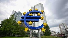 Escultura del euro ante la sede del Banco Central Europeo en Frncfort