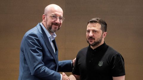 El presidente del Consejo Europeo, Charles Michel (a la izquierda), estrecha la mano de Volodmir Zelenski durante la cumbre de paz global en Suiza.