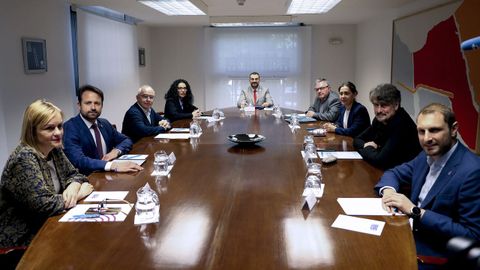 El presidente del Principado de Asturias, Adrin Barbn (c), preside este jueves una reunin con los portavoces de los grupos parlamentarios y el presidente de la Academia de la Llingua Asturiana (ALLA), Xos Antn Gonzlez Riao ( 4d), para abordar la reforma del Estatuto de Autonoma para la oficialidad del asturiano